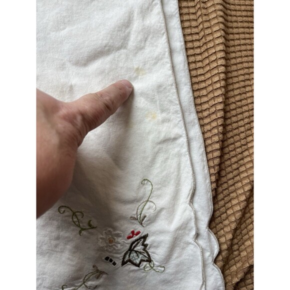 Vintage Embroidered Table Cover 29x33 White White Flower Vines Leaf - Picture 9 of 9